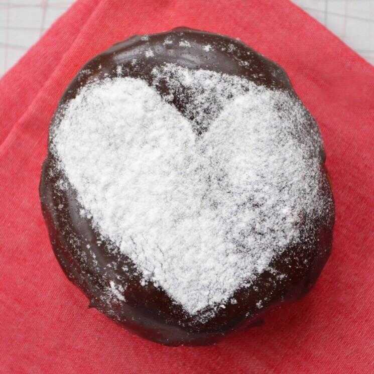 Jour de la Saint Valentin: Sweets Doughnuts au chocolat avec des coeurs Dragées