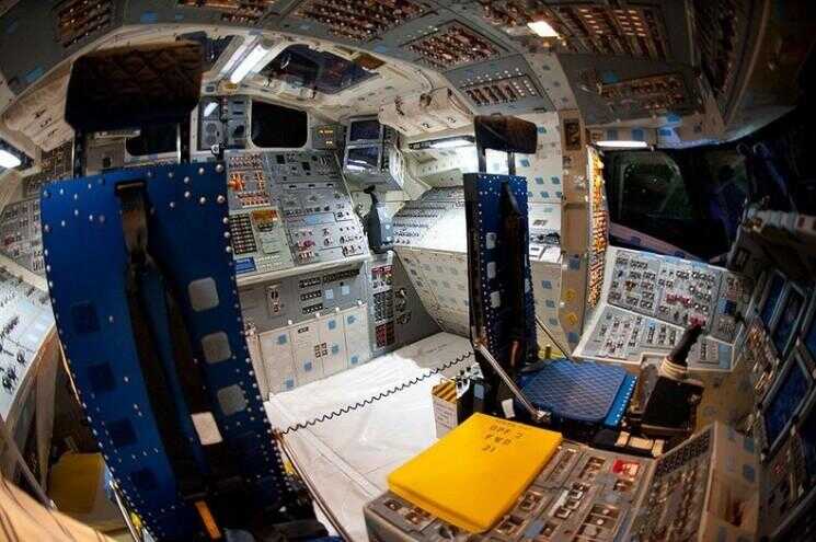 Superbes photos de la Flight Deck de la navette spatiale Endeavourâ € ™ (Cockpit)
