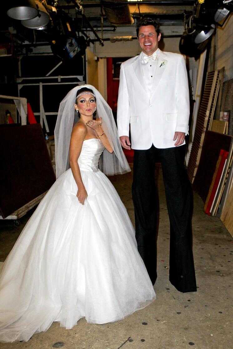 Kelly Ripa robes comme un Kim Kardashian mariée - tandis que les fichiers Kim documents de divorce aujourd'hui!
