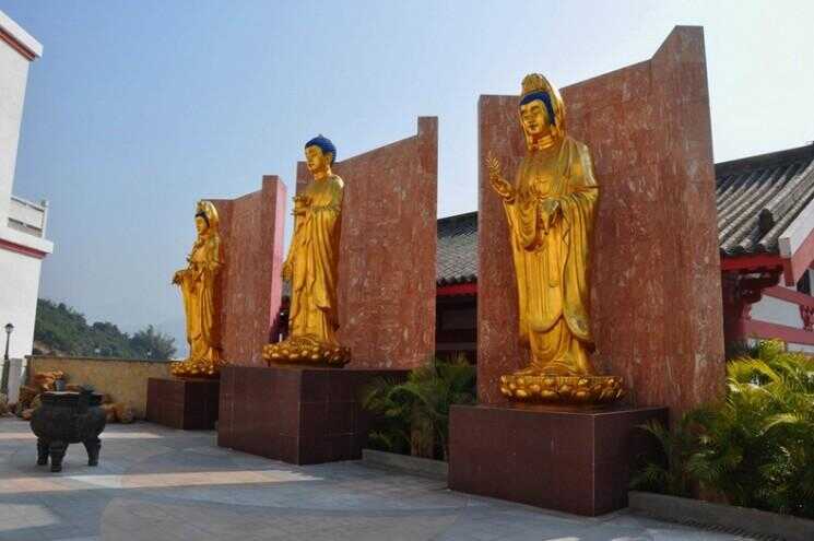 Le monastère de Dix Mille Bouddhas