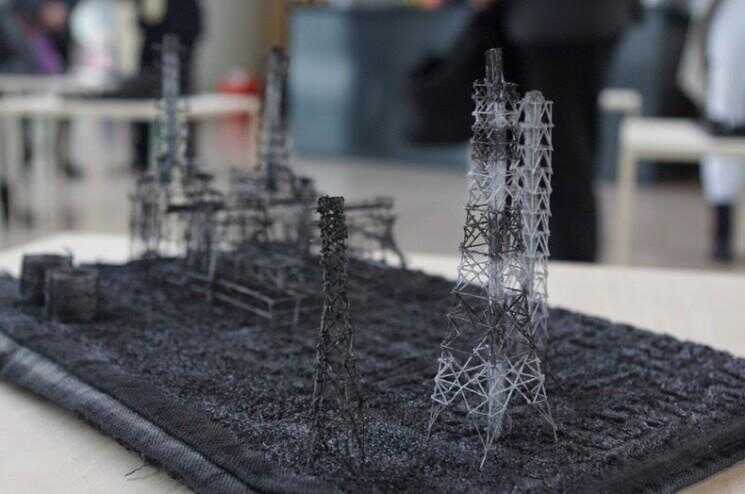 Miniature paysages industriels créés à partir de fibres de tissu
