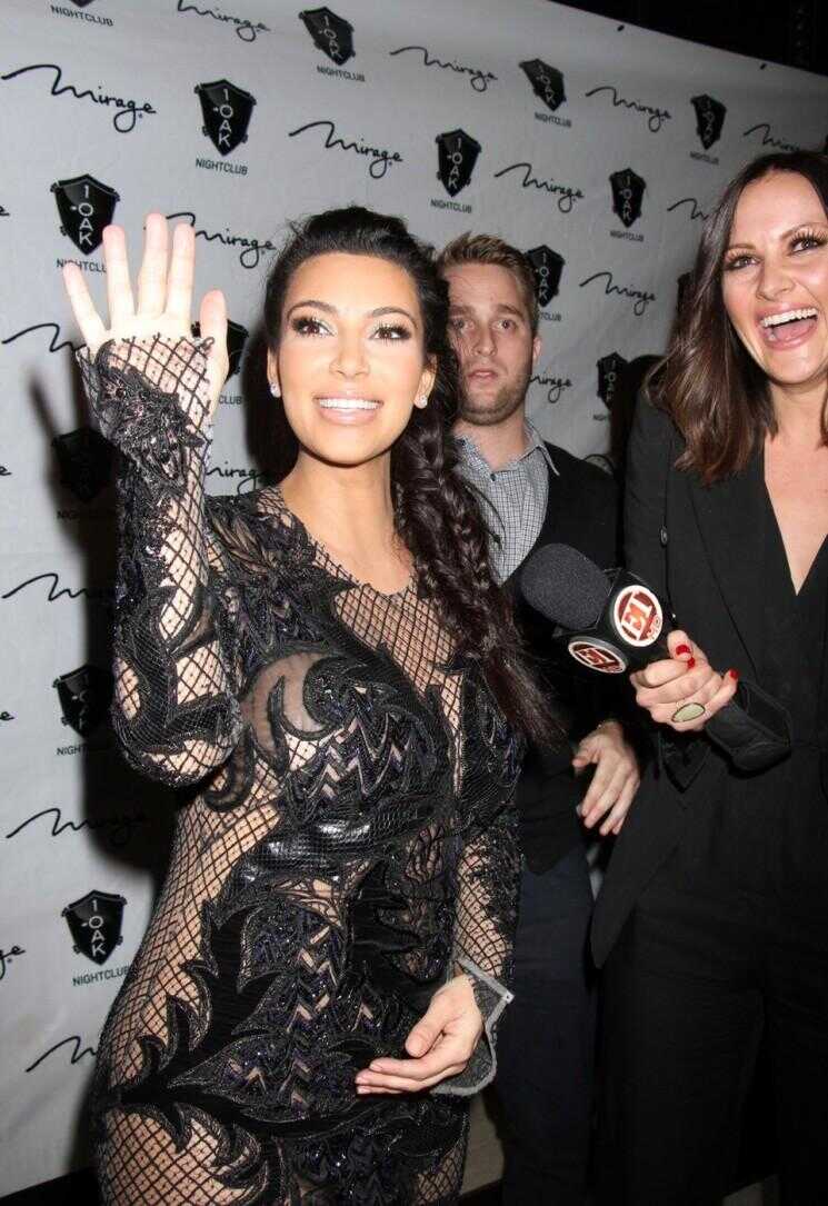 Hou La La!  Kim Kardashian enceinte Wears Robe Sheer réveillon du Nouvel An!  (Photos)