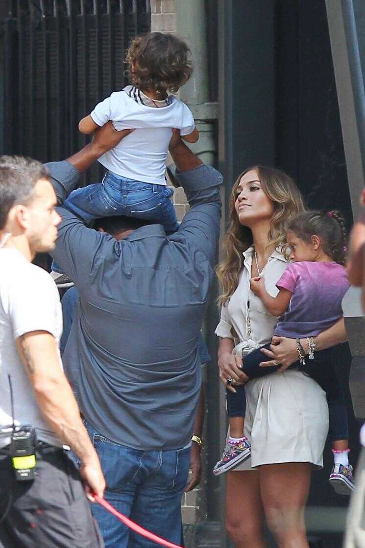 Jennifer Lopez avec Max et Emme Twins sur Set of Music Video (Photos)