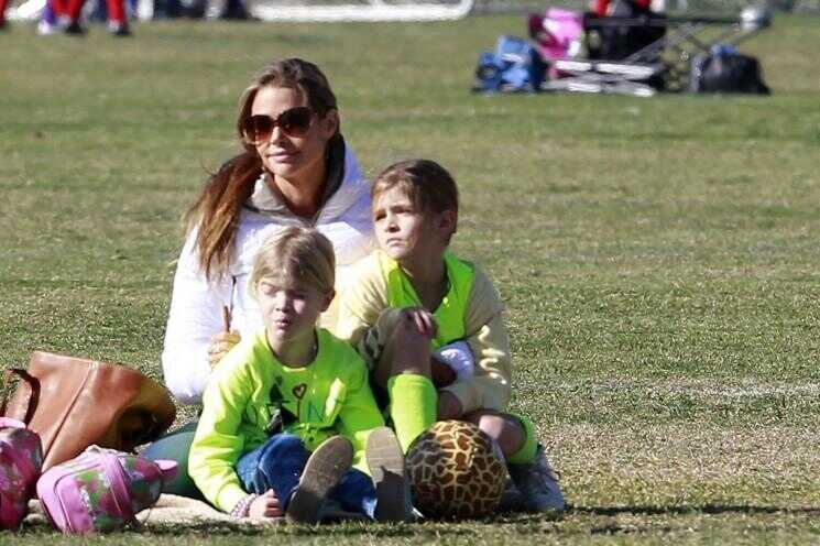 Soccer Mom Denise Richards Montres sa fille dans les coulisses (Photos)