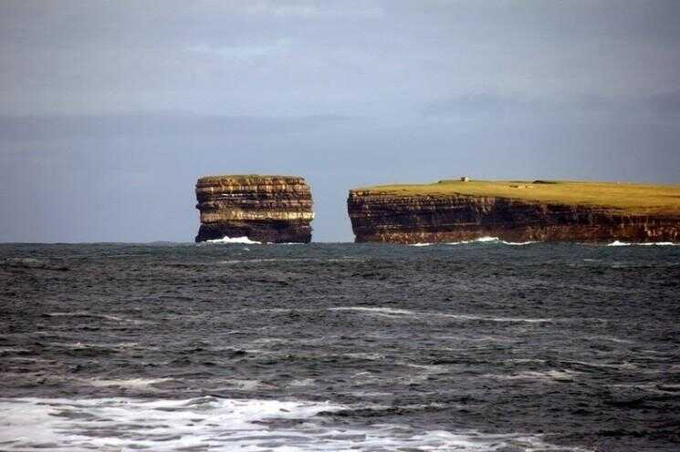 Dun Briste, une pile impressionnante sur la mer à Downpatrick Head