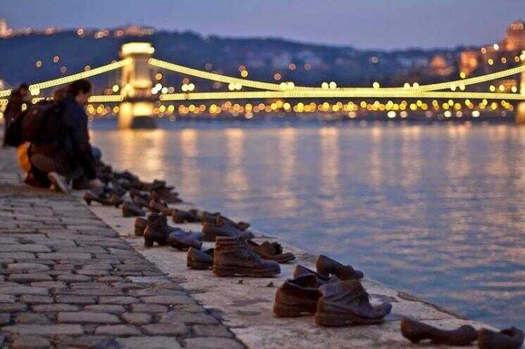 Chaussures sur la promenade du Danube