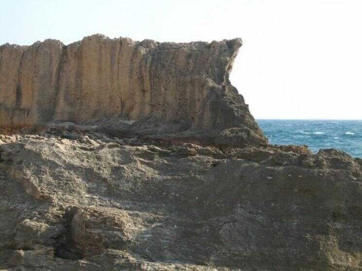 La mer mur antique au Batroun, Liban