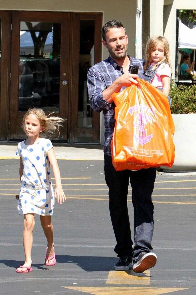 C'est Gentil!  Ben Affleck va faire les courses avec ses filles (Photos)