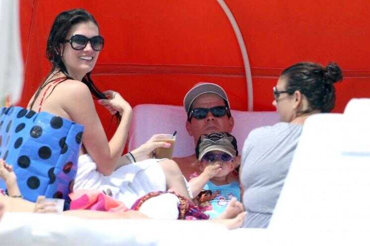 Mark Wahlberg et Famille Passez jour de Pâques A Miami Beach (Photos)