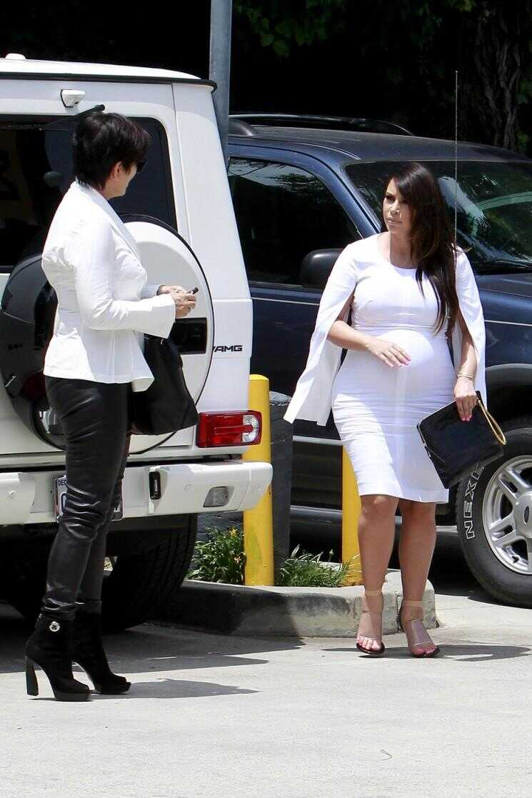 Kim Kardashian enceinte serre ses Bump bébé dans Skin Tight White Dress (Photos)