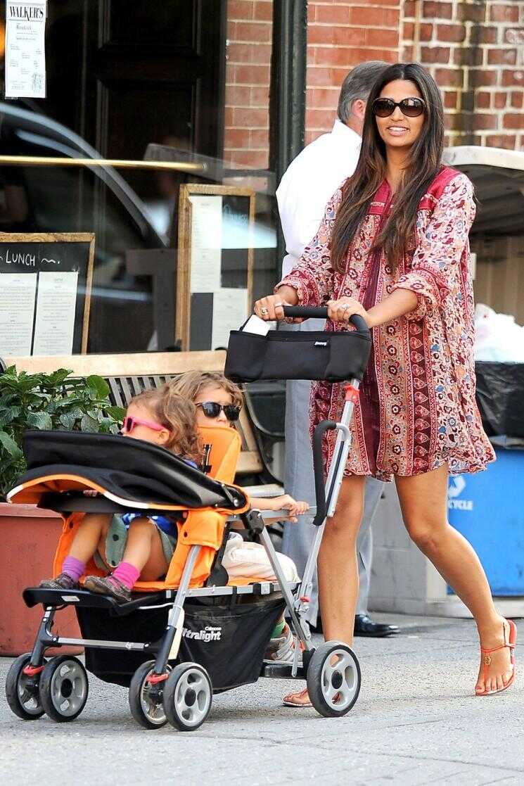 Marche pour trois!  Enceinte Camila McConaughey prend ses enfants pour une promenade (Photos)