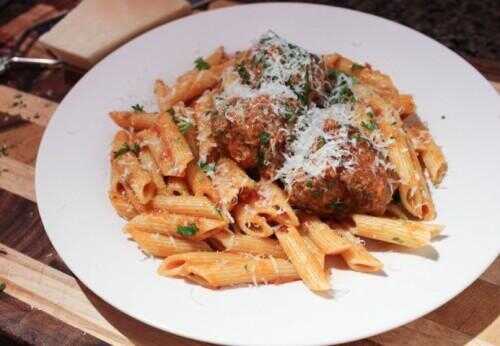 Take Out Out Faux: Penne simple et Meatballs