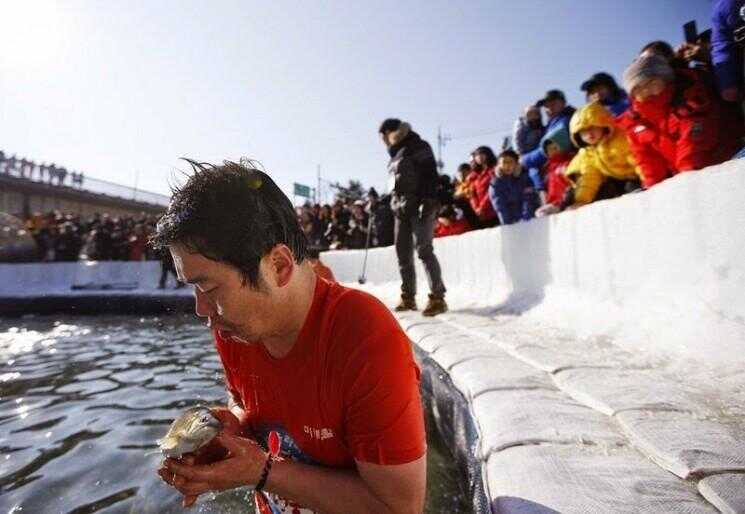 La pêche sur glace au festival de glace Hwacheon Sancheoneo de Sud Koreaâ € ™