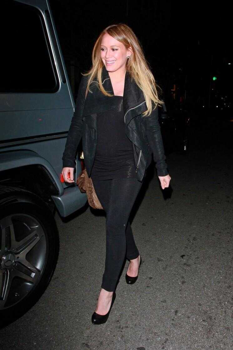 Bump Montre: Baby Bump Hilary Duff à peine visible en noir Outfit (Photos)