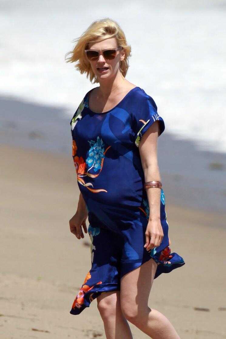 9 Celebrity mamans Prenez Leur bébé bosses à la plage!  (Photos)