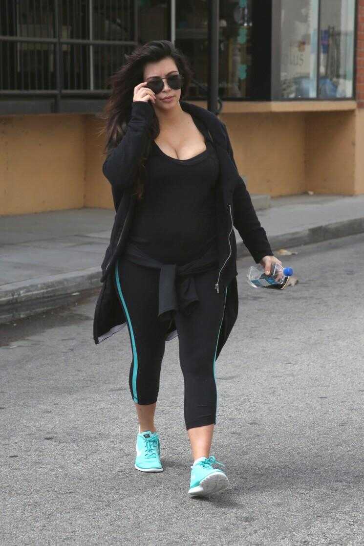 Enceinte Kim Kardashian: est-elle en essayant de "Cabanon" Ses livres de grossesse?  (Photos)