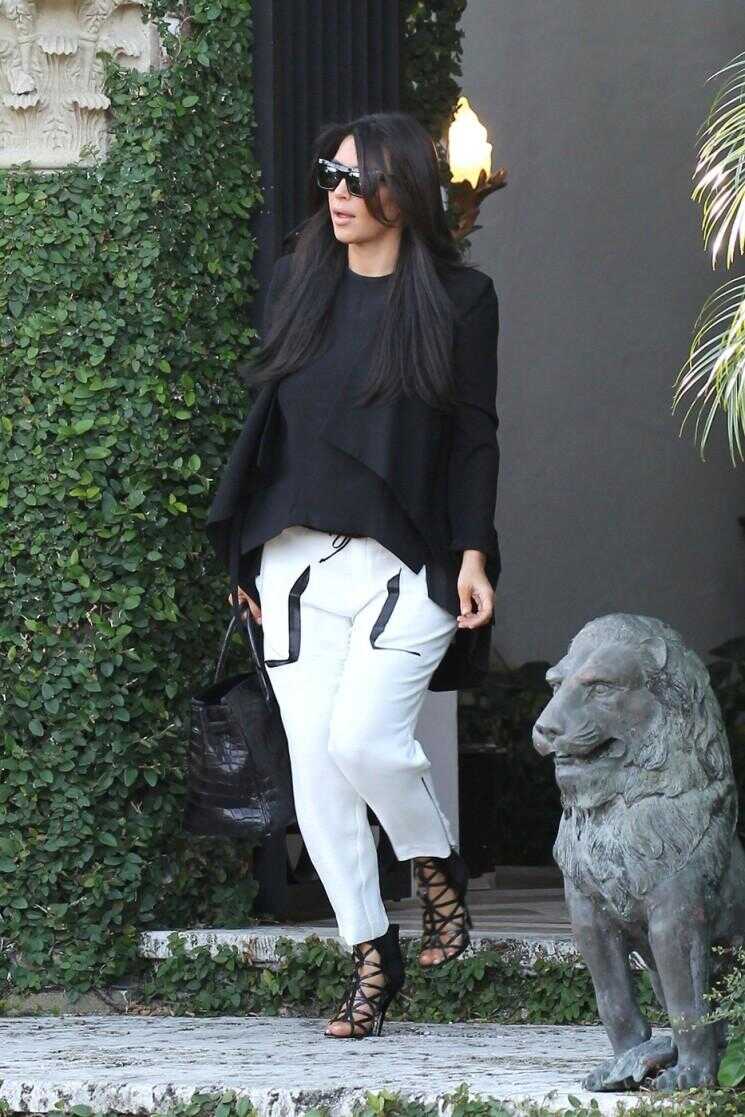 Quoi de neuf avec Kim Kardashian porter du noir et blanc à 90% du temps?