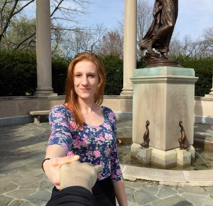 Ce bras de selfie peut littéralement vous tenir la main que vous prenez les photos glam