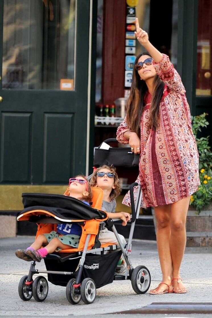 Marche pour trois!  Enceinte Camila McConaughey prend ses enfants pour une promenade (Photos)