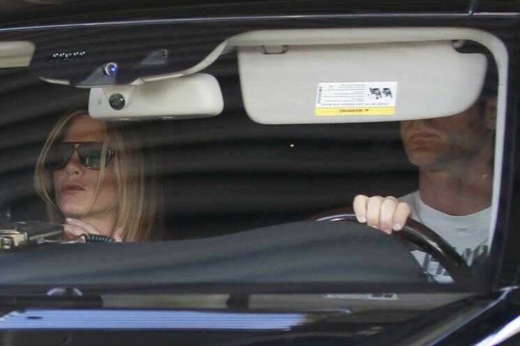 Jennifer Aniston vue portant une bague de fiançailles!  (Photos)
