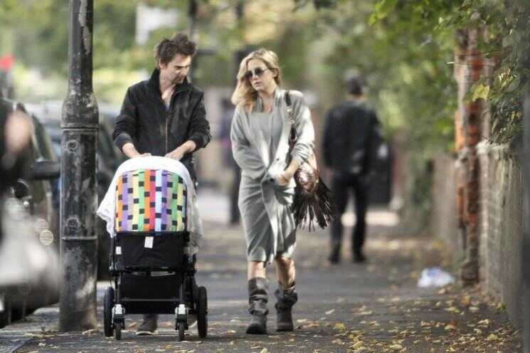 Nouveaux Family Photos de Kate Hudson, Matt Bellamy, And Baby Bing A Londres!
