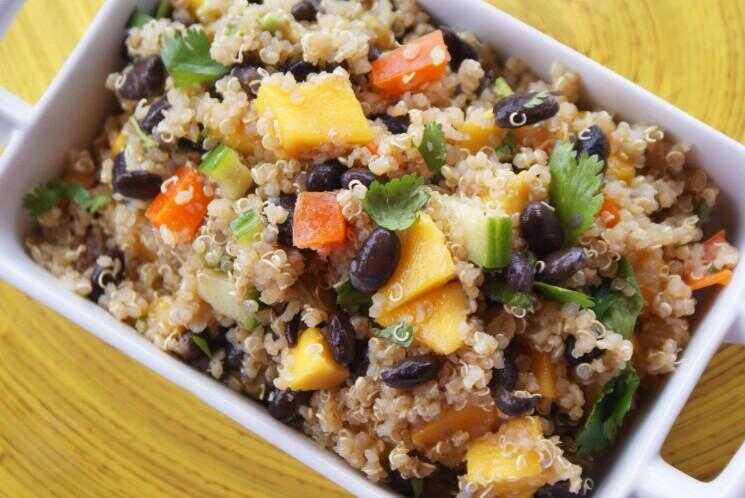 Salade de quinoa au curry avec des haricots noirs et Mango