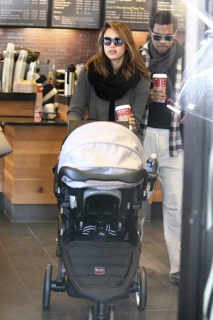 Jessica Alba fait un Starbucks Run With Baby Haven (Photos)