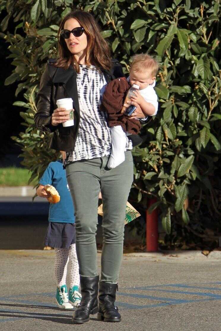 Jennifer Garner prend ses enfants pour le petit déjeuner (Photos)