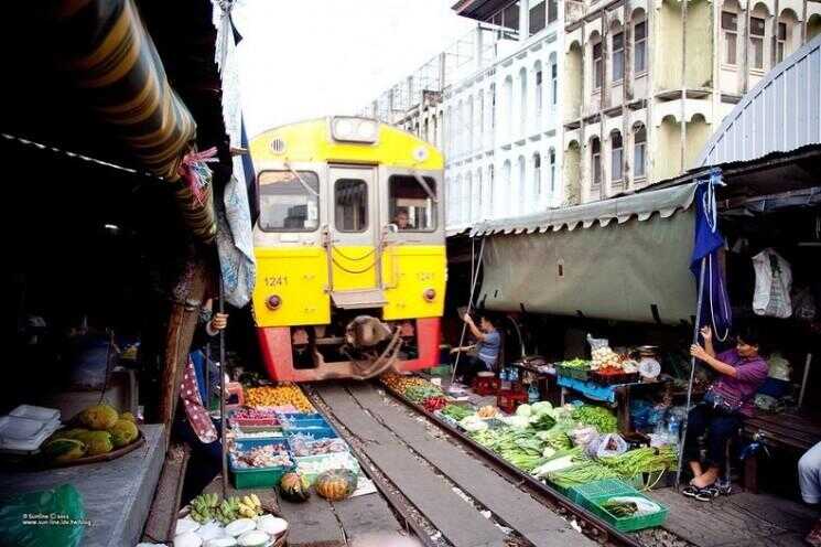 Maeklong Railway Marché: marché avec une piste ferroviaire Grâce à elle