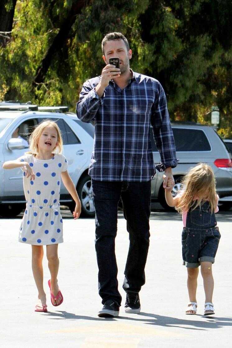 C'est Gentil!  Ben Affleck va faire les courses avec ses filles (Photos)