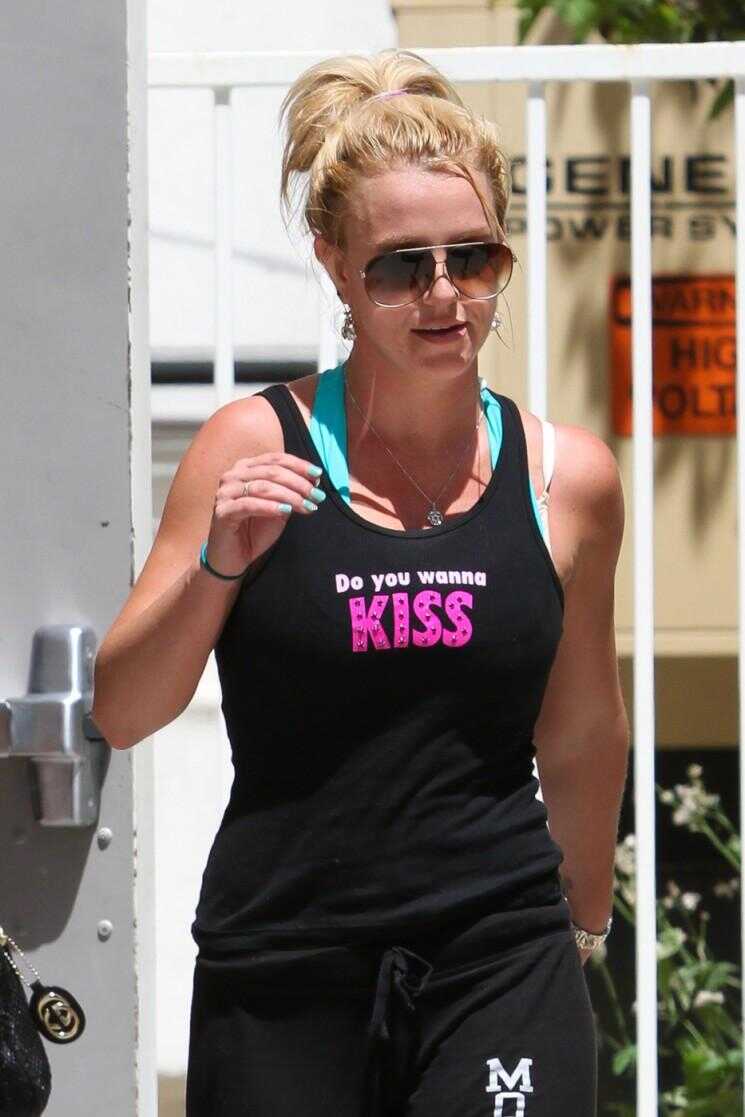 Britney Spears demande Do You Wanna Kiss and Quoi de neuf avec le Ring?  (Photos)