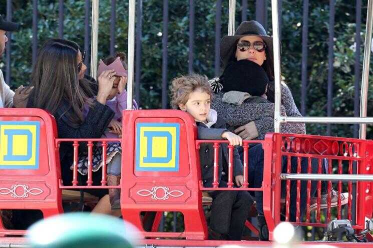 Sandra Bullock et Camila Alves prennent leurs enfants sur un Playdate la Nouvelle-Orléans (Photos)