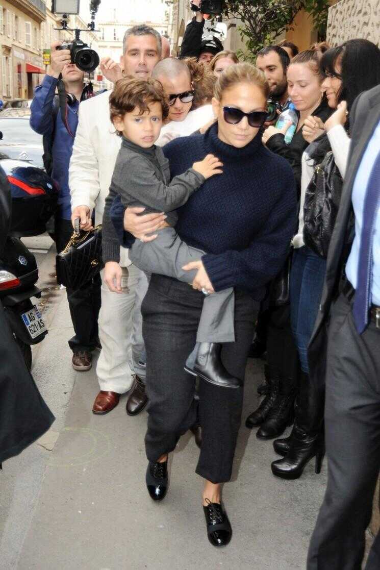 Jennifer Lopez prend les Twins à la Fashion Week de Paris (Photos)