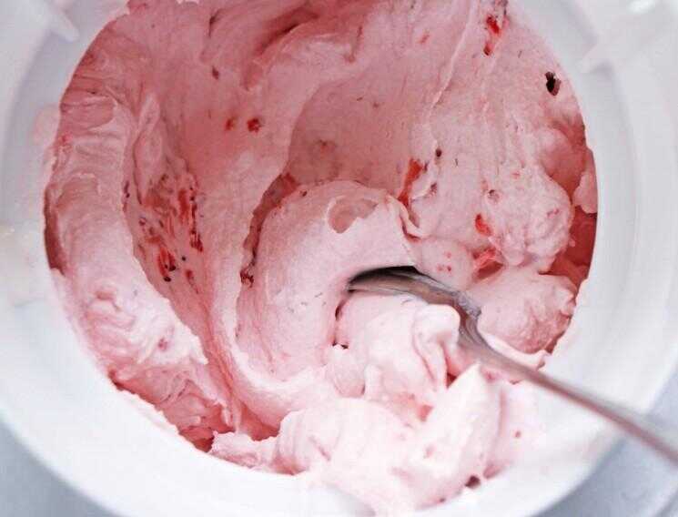The Very Best Strawberry Cream Ice