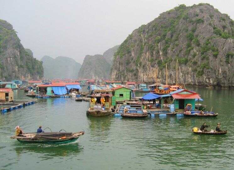 Flottants villages près de l'île de Cat Ba, Vietnam