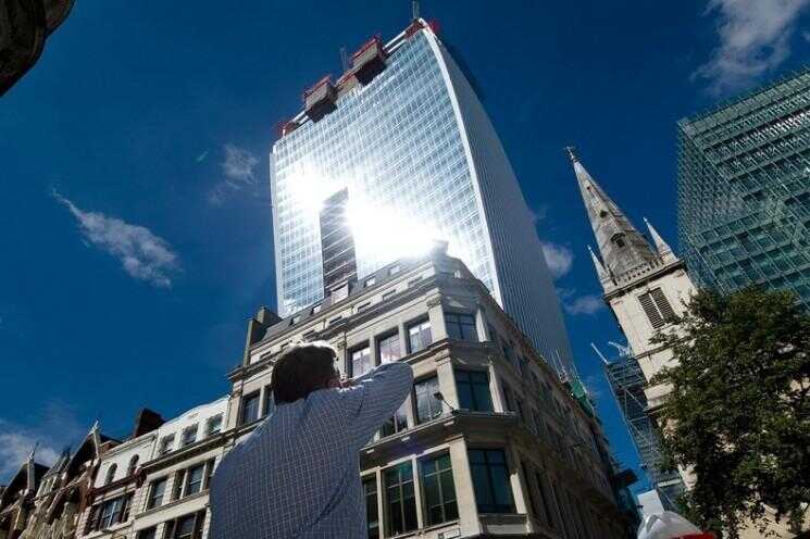 Talkie Walkie Building à Londres Crée 'Death Ray »avec la lumière solaire réfléchie