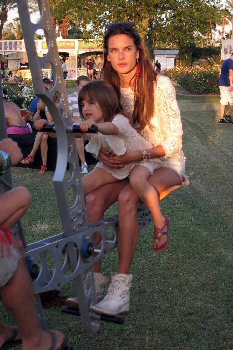 Alessandra Ambrosio prend sa fille à Coachella (Photos)
