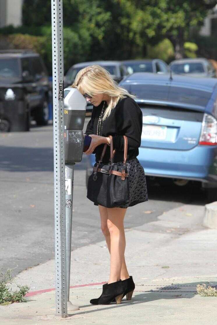 Reese Witherspoon Shows Off Jambes teintée lors de l'achat (Photos)