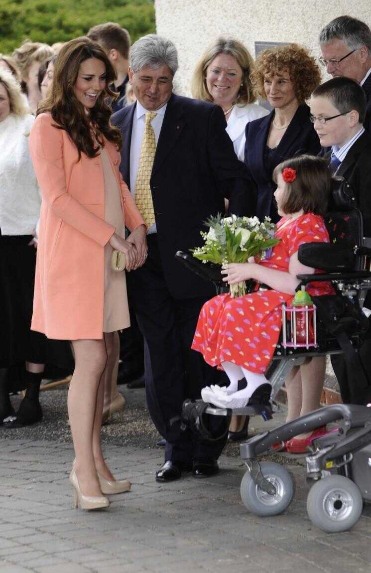 Kate Middleton enceinte bosse de bébé commence à être grande!  (Photos)