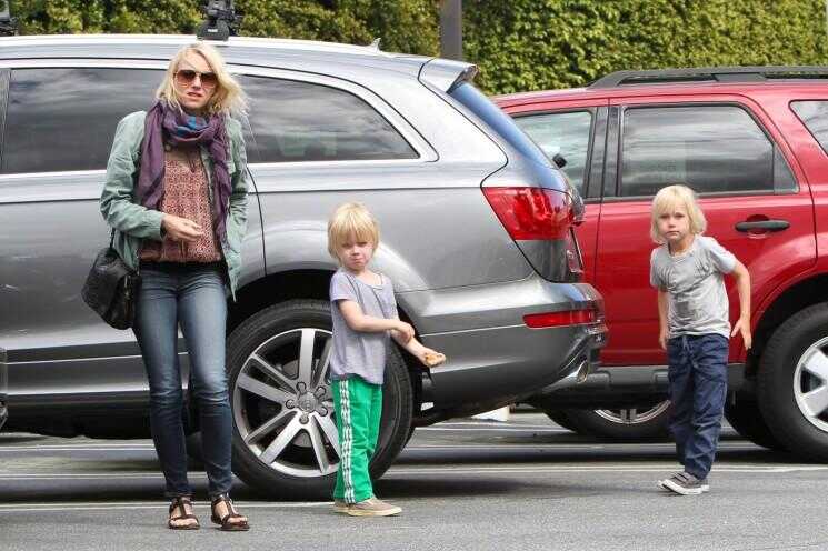 Naomi Watts et ses garçons Découvrez la Brentwood Country Mart!  (Photos)