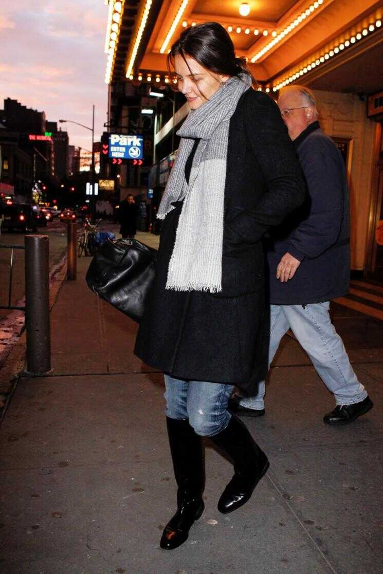 Spotted!  Katie Holmes genou élevés des bottes de cuir noir à New York!  (Photos)