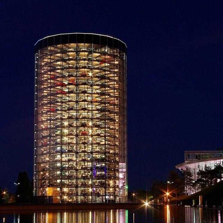 Car Towers Volkswagenâ € ™ au Autostadt à Wolfsburg, en Allemagne