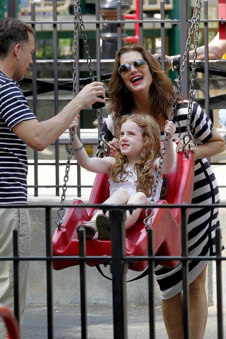 Brooke Shields Prend Ses filles au parc