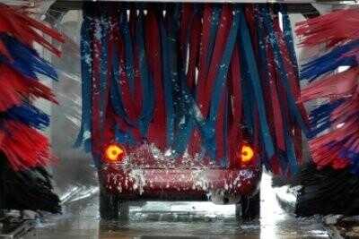 Lavage de voitures dans la ligne de lavage - ce qui devrait noter la