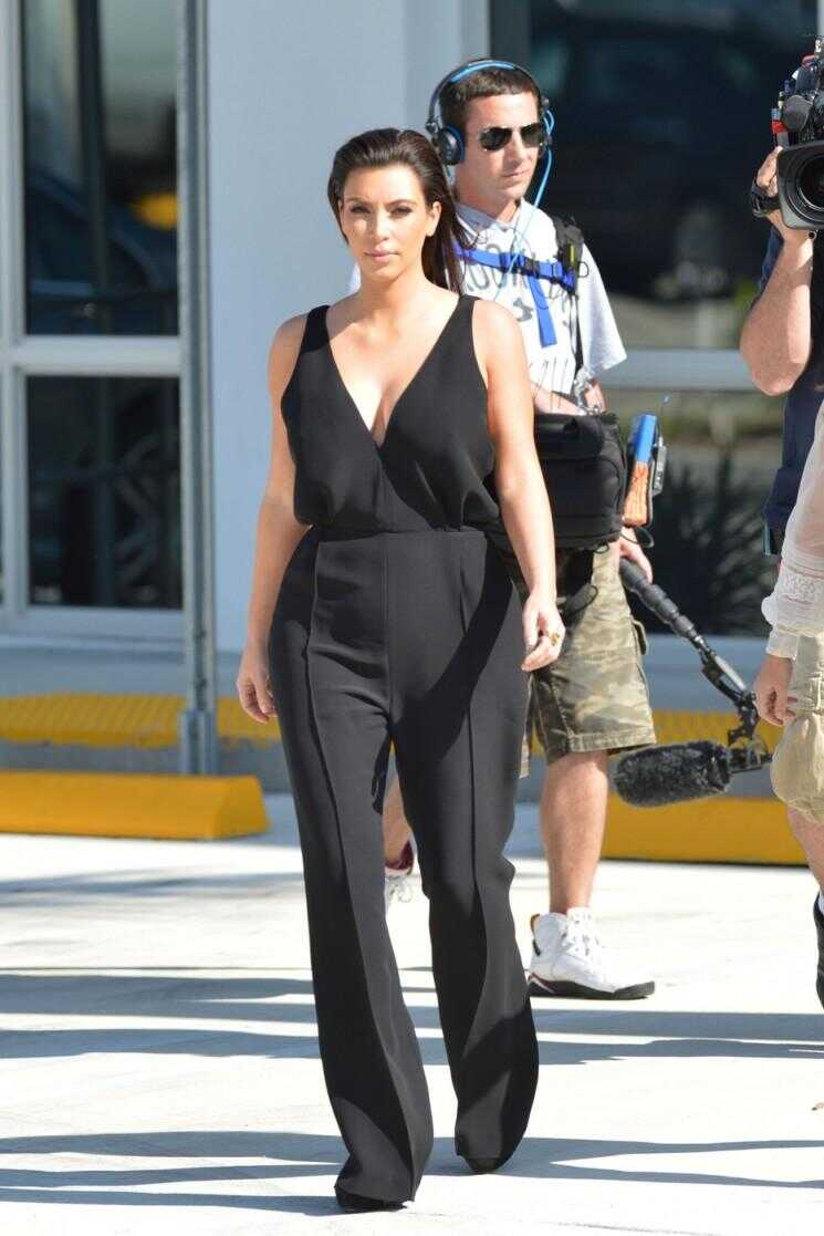 Quoi de neuf avec Kim Kardashian porter du noir et blanc à 90% du temps?