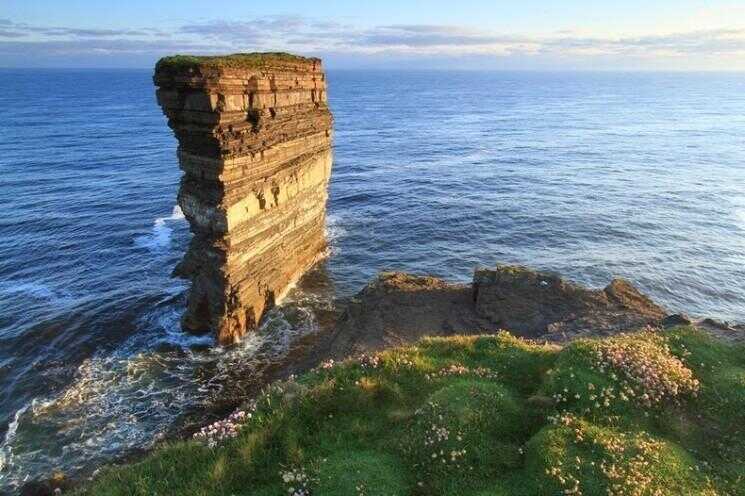 Dun Briste, une pile impressionnante sur la mer à Downpatrick Head