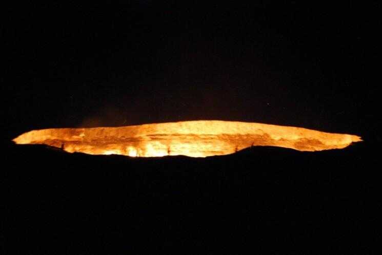 La porte de l'enfer - la combustion du gaz dans le cratère Darvaza, le Turkménistan