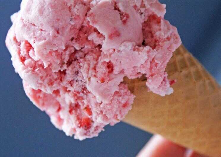 The Very Best Strawberry Cream Ice