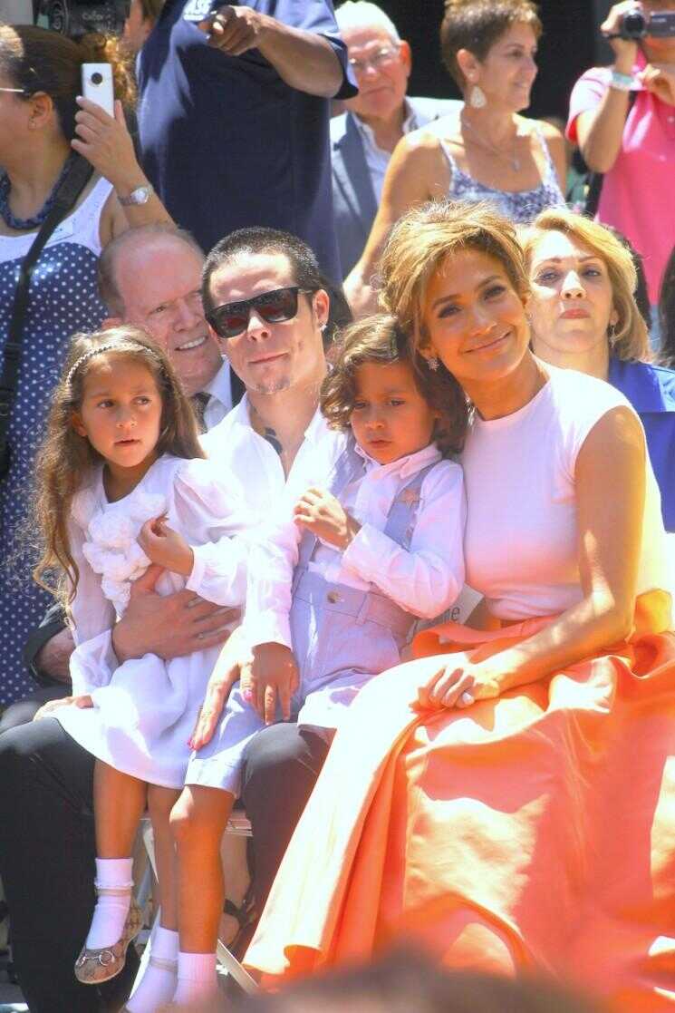 Jennifer Lopez fait une affaire de famille pour sa cérémonie de star de Hollywood (Photos)