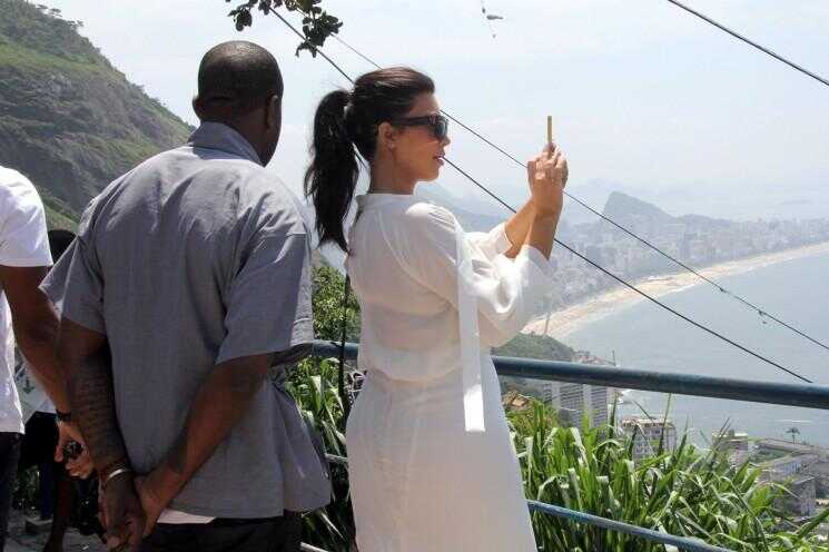 Enfin!  Kim Kardashian porte la robe parfaite Bump bébé blanc, en vacances avec Kanye West et ... Will Smith?  (Photos)